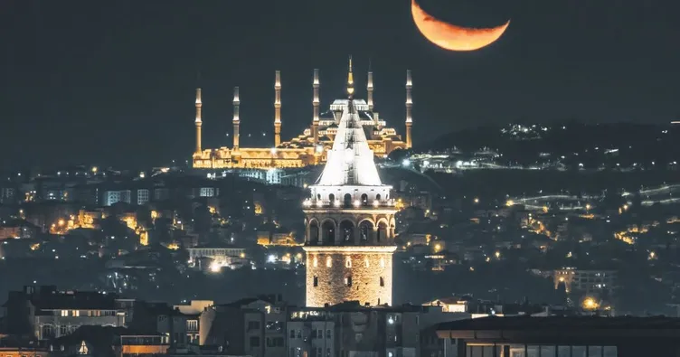 Çamlıca Camii Galata Kulesi hilal aynı karede