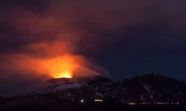 Sessizliğini bozan Etna’dan eşsiz görüntüler