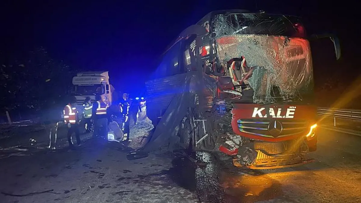 Bolu’da yolcu otobüsü tıra çarptı: 6 yaralı Bolu’da yolcu otobüsü tıra çarptı: 6 yaralı