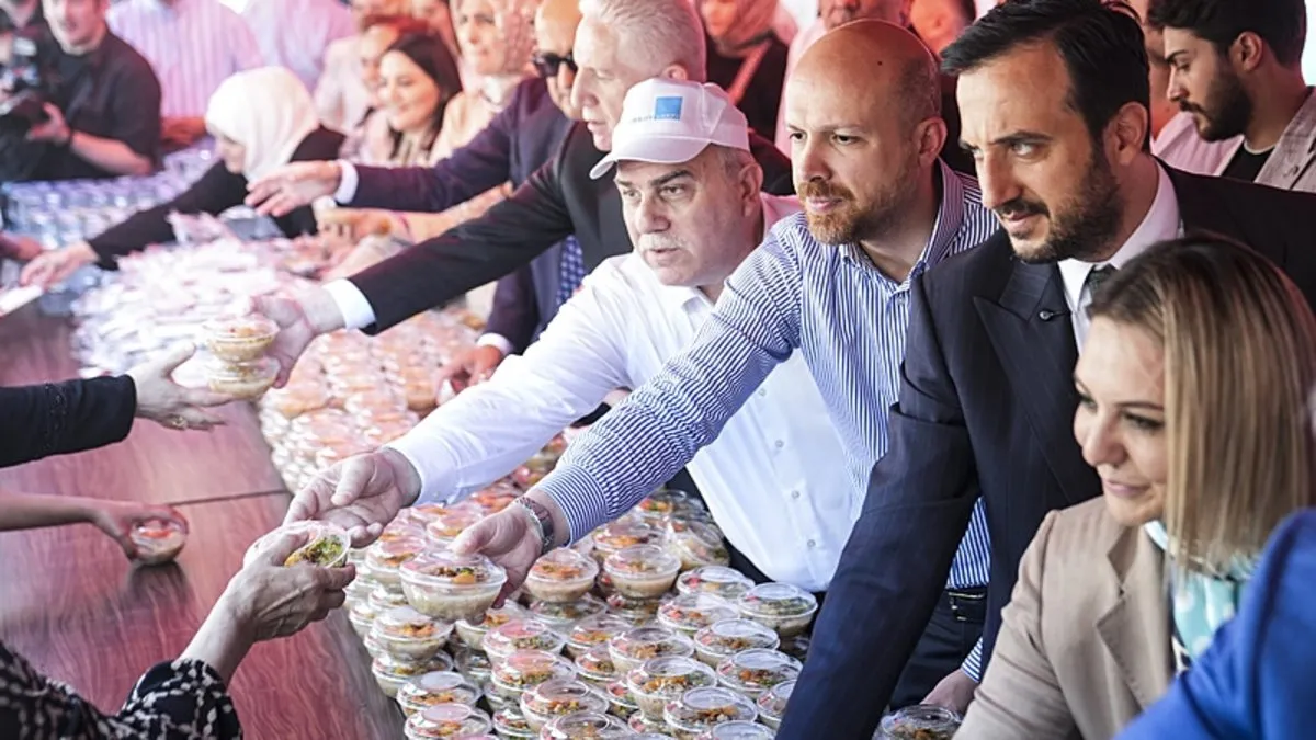 Mimar Sinan'ın vasiyeti gereği Süleymaniye Camisi'nin önünde aşure dağıtıldı