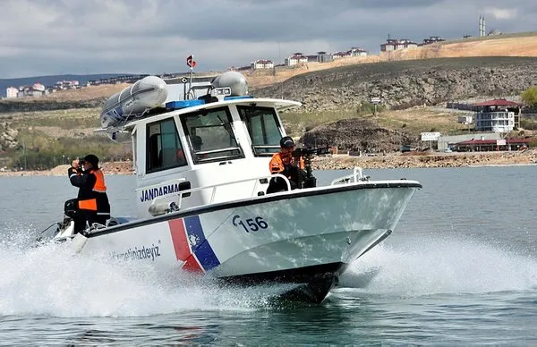 Jandarma Komutanlığı kaçak avcılara göz açtırmamak için hem kıyıda hem gölde nöbette!