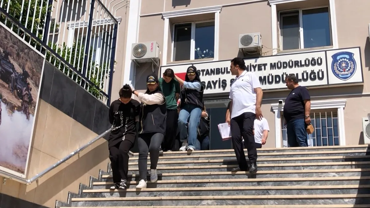 Gündüz vakti ev soyan 3 kadın sokak ortasında suçüstü yakalandı