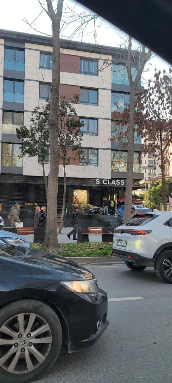 bos-galeriye-vurgun-iddiasinda-yeni-gelisme-polisler-galeride-kalan-araclar-disari-cikardi-1767025340477.jpg