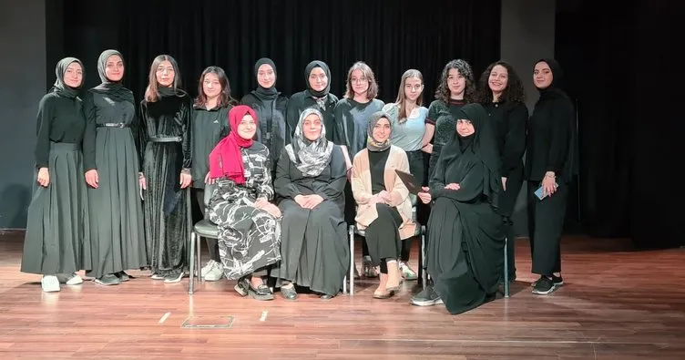 Üniversiteli genç kadınlar sahnede: Yedi güçlü kadınla Filistin’e ve kadına zulme karşı haykırış