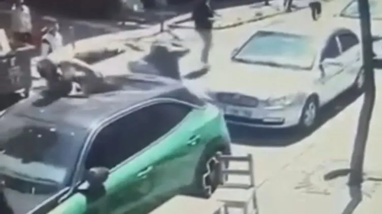 Deprem anında balkondan atlayıp arabanın üstüne düştü!