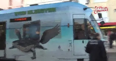 Güngören’de servis minibüsü tramvay yoluna devrildi | Video