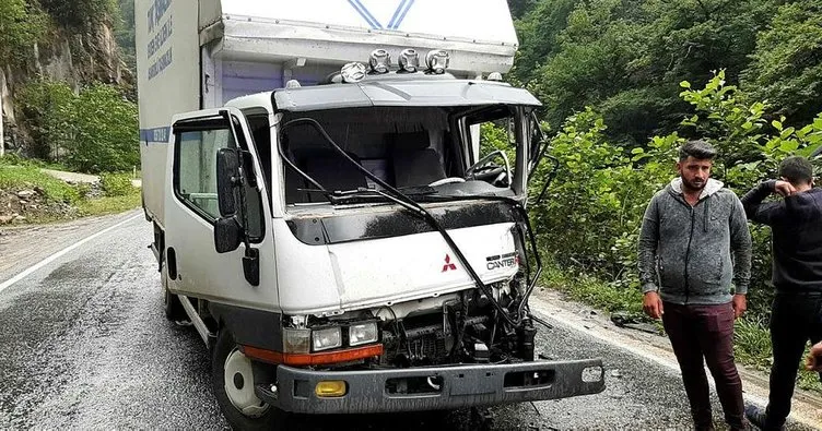 Rize’de minibüs ile kamyon çarpıştı: 4 yaralı