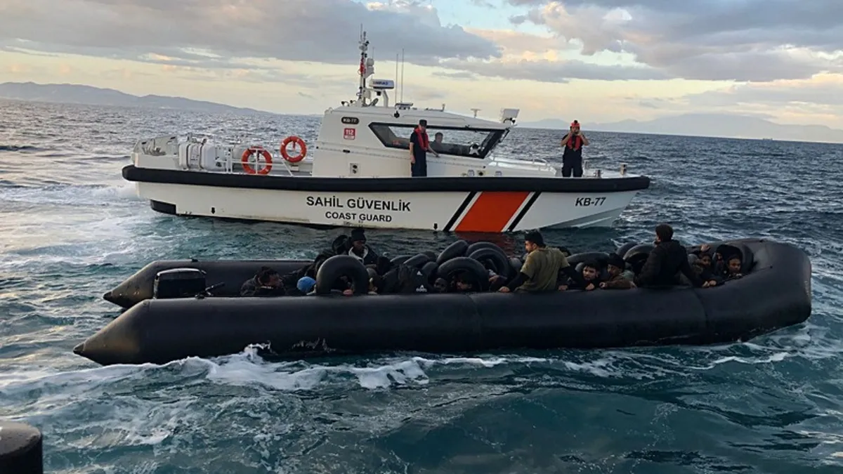 İzmir’de 34 düzensiz göçmen kurtarıldı, 40 göçmen yakalandı İzmir’de 34 düzensiz göçmen kurtarıldı, 40 göçmen yakalandı