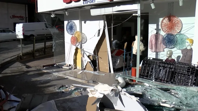 İstanbul- Güngören’de otomobil giyim mağazasına girdi! İşte o anlar!