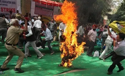 Tibetli protestocu kendini yaktı!