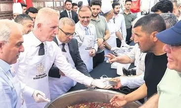 Mısır Çarşısı’nda 20 bin kişilik aşure dağıtıldı #istanbul
