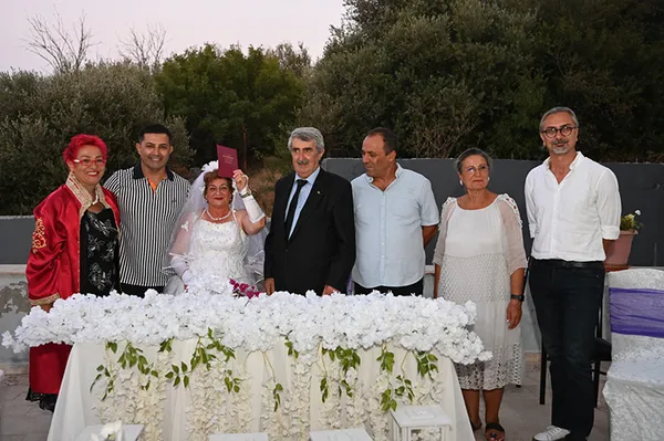 evlendiklerinde-dugun-yapamayan-aydinli-cift-56-yil-sonra-gelinlik-ve-damatlik-giydi-1722318873214.jpg