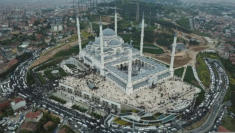 Büyük Çamlıca Camii’ne binlerce genç akın etti