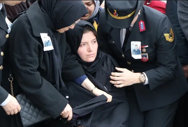 Türkiye şehitlerini uğurladı! Şehit astsubayın eşinden oğluna: Başını dik tut, senin baban kahraman!
