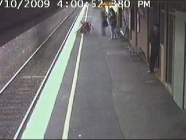 Trenin altında sürüklenen bebek kurtuldu