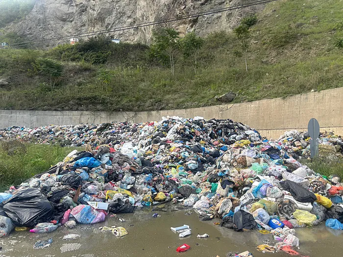CHP'li belediyeyi 2.5 milyonluk ceza da durduramadı! 150 ton çöpü yol kenarına döktüler