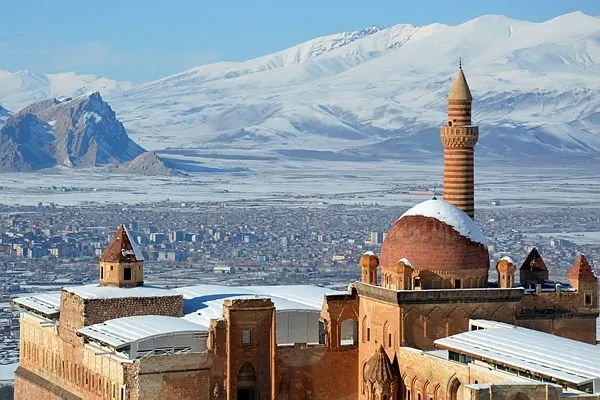 Tarihi saray beyaza büründü