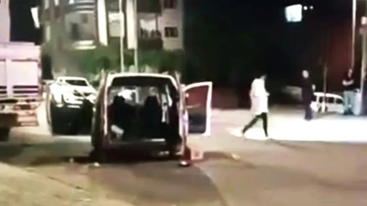 Batman'da silahlı saldırıya uğrayan otomobil ve çevresindeki güvenlik güçleri.
