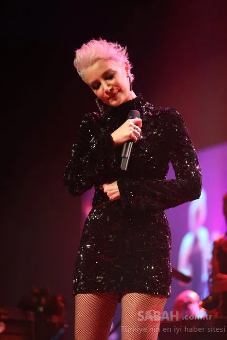 Instagram’dan konser veren şarkıcı Sıla canlı yayını kapatmayı unutunca…