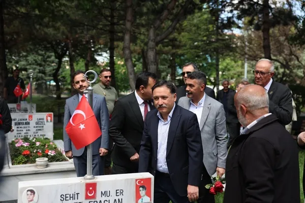kayseride-bayram-arifesinde-sehitlikte-duygu-dolu-ziyaret-1779806206799.jpg