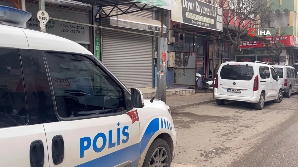 Gaziantep’te silahlı, maskeli ve biber gazlı kuyumcu soygunu Gaziantep’te silahlı, maskeli ve biber gazlı kuyumcu soygunu