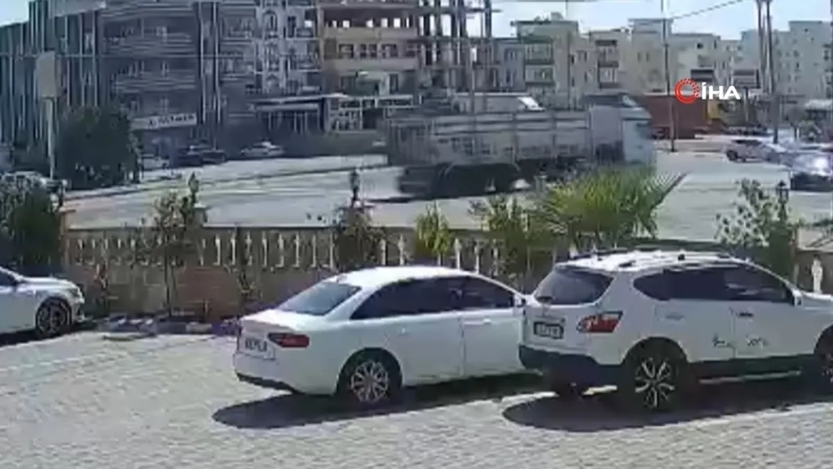 Mardin’deki tır kazası güvenlik kamerasına yansıdı Mardin’deki tır kazası güvenlik kamerasına yansıdı
