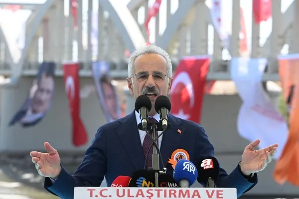 bakan-uraloglu-acikladi-tarihi-gediz-koprusu-restore-edilerek-yeniden-hizmete-acildi-1788529748955.jpeg