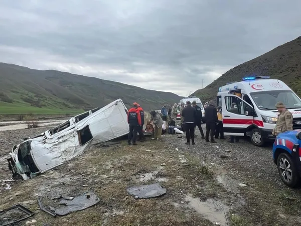 musta-yolcu-minibusu-dere-yatagina-yuvarlandi-16-yarali-1777197145569.jpg