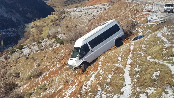 siirtte-feci-kaza-minibus-sarampole-yuvarlandi-11-yarali-1612010280348.jpg Sürücünün dikkati işçilerin canını kurtardı