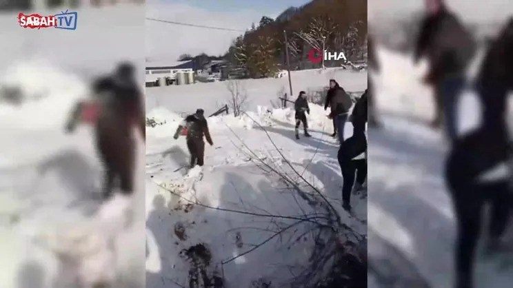 Kayak pistinde şambrele binen 10 kişi çukura böyle düştü | Video