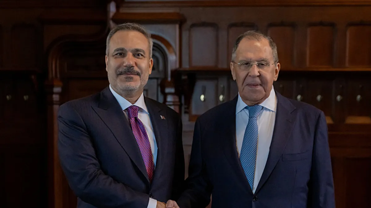 Dışişleri Bakanı Hakan Fidan ve Rusya Dışişleri Bakanı Sergey Lavrov'un Moskova'da el sıkışırken çekilmiş bir fotoğrafı.
