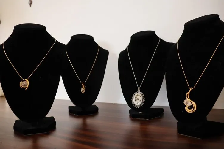 Anne sütü, bebek saçı ve kandan takılar üretiyor Son Anne sütü, bebek saçı ve kandan takılar üretiyor Son