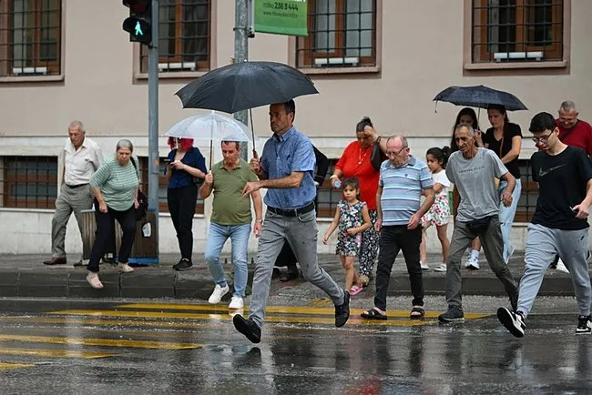 SON DAKİKA… Meteoroloji’den son dakika hava durumu uyarısı! 12 il için alarm verildi: Sıcaklıklar düşüyor sağanak geliyor!