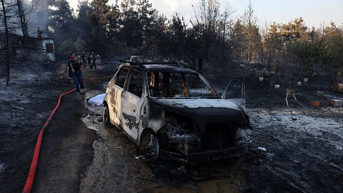 Yunanistan’da son 24 saatte 60 yangın çıktı Yunanistan’da son 24 saatte 60 yangın çıktı