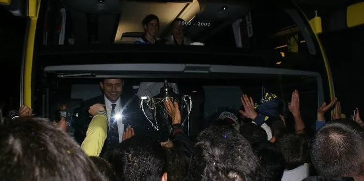 Şampiyonlar Ligi Şampiyonu Fenerbahçe yurda döndü