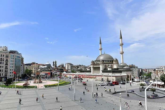 taksim-caminde-hem-ibadet-hem-de-sira-kultur-sanat-etkinlikleri-yapiliyor-1692785407953.jpg