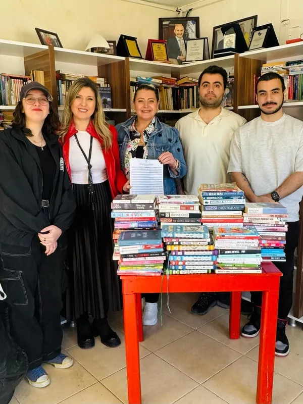 universite-ogrencileri-223-kitap-bagisladi-lale-mahallesinde-mini-kutuphane-olusturdu-1744646579790.jpg