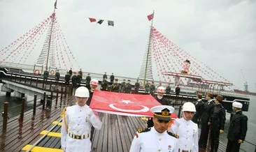 Türk bayrağı askerler tarafından karaya çıkarıldı