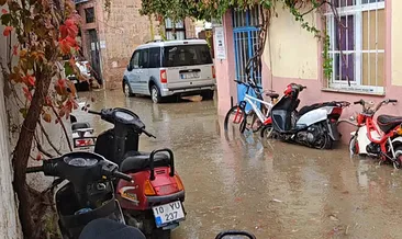 Ayvalık’ta metrekareye 55 kilogram yağış düştü! Bazı cadde ve sokaklar göle döndü