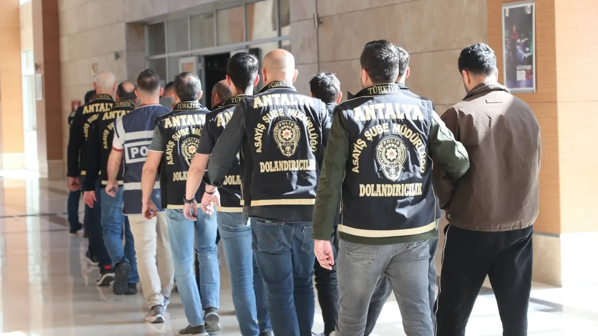 Antalya’da 50 milyon liralık vurgun! Emniyet müdürü yalanıyla 6 daireyi sattırıp parasını aldılar Antalya’da 50 milyon liralık vurgun! Emniyet müdürü yalanıyla 6 daireyi sattırıp parasını aldılar