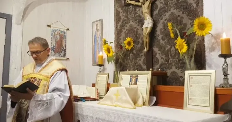 Polonya’da ayini kesip papazı gözaltına aldılar