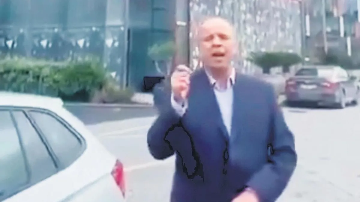 CHP İstanbul il binasındaki İmamoğlu posteri sökülecek CHP İstanbul il binasındaki İmamoğlu posteri sökülecek