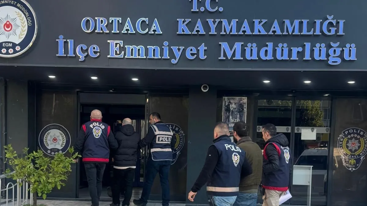 İzmir’den Muğla’ya göçmen kaçaklığı ağı çökertildi: 4 tutuklama! İzmir’den Muğla’ya göçmen kaçaklığı ağı çökertildi: 4 tutuklama!