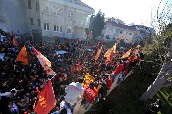 Florya'da binlerce G.Saraylı beklemede