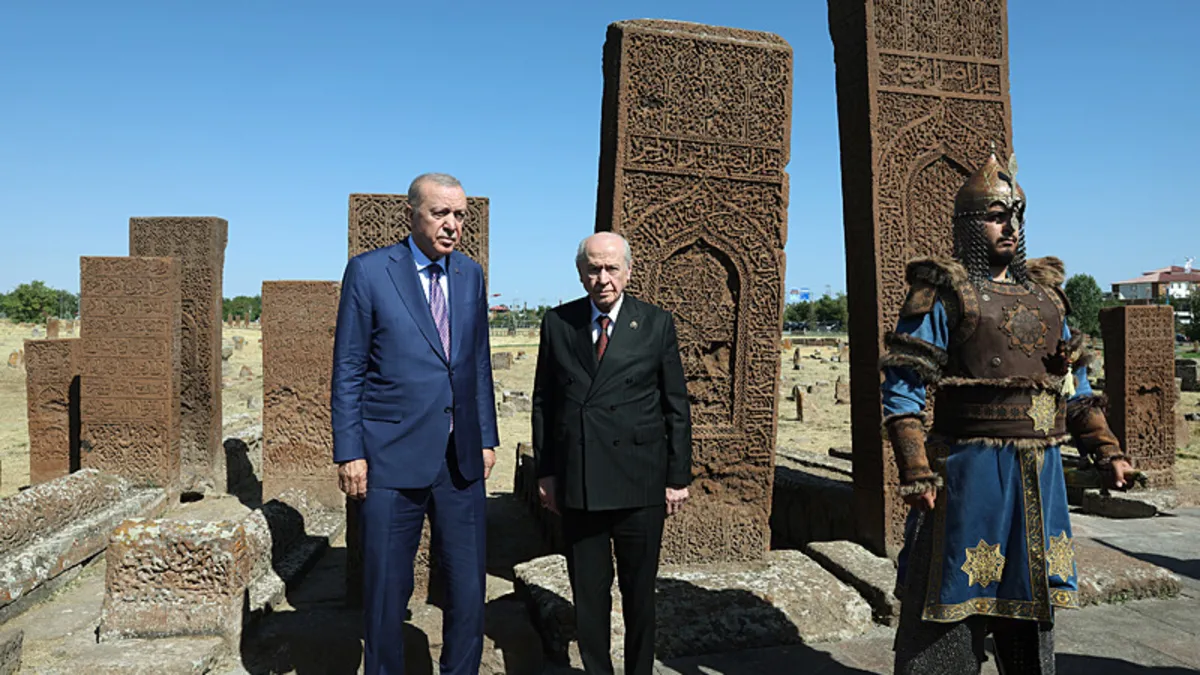 Son dakika | Başkan Erdoğan ve Devlet Bahçeli Ahlat Selçuklu Kabristanı'nı ziyaret etti: Tarihi kare!