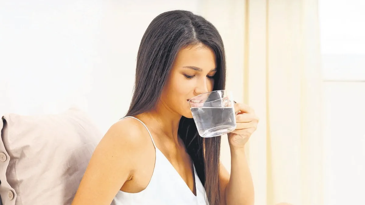 Sabahları sıcak su içmek sindirim ve kabızlığa iyi geliyor Sabahları sıcak su içmek sindirim ve kabızlığa iyi geliyor