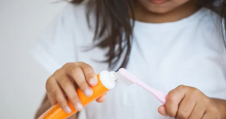 Çocuklar, günde en az 2 kez diş fırçalamalı