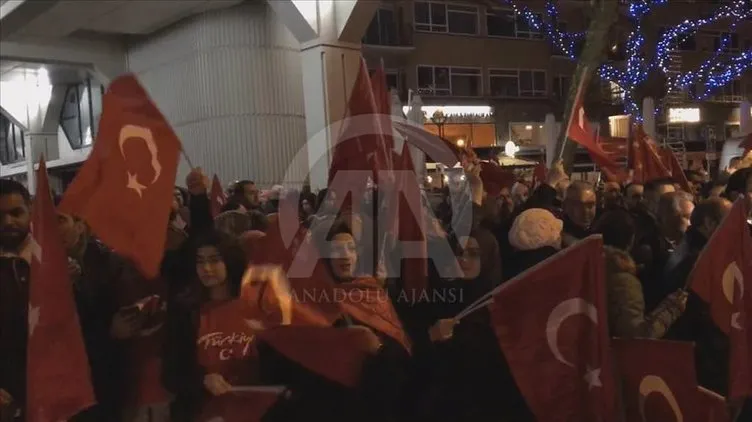 Hollanda’da yaşayan Türkler Rotterdam’da konsolosluk binası önünde toplandı