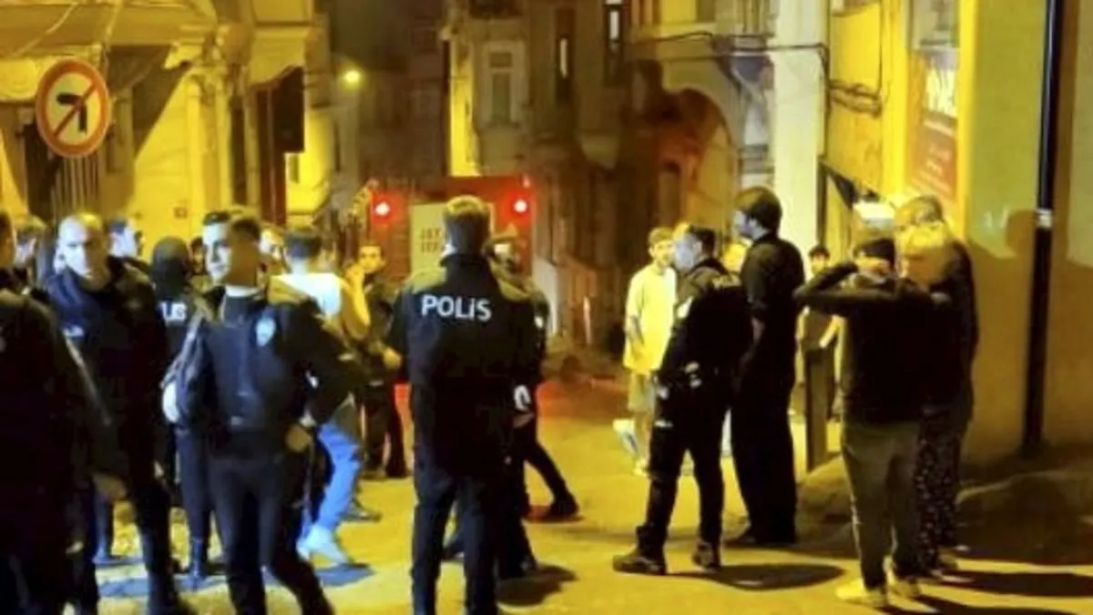 Evini yakmaya çalışan alkollü şahıs engel olmaya çalışanlarıda bıçakla tehdit etti