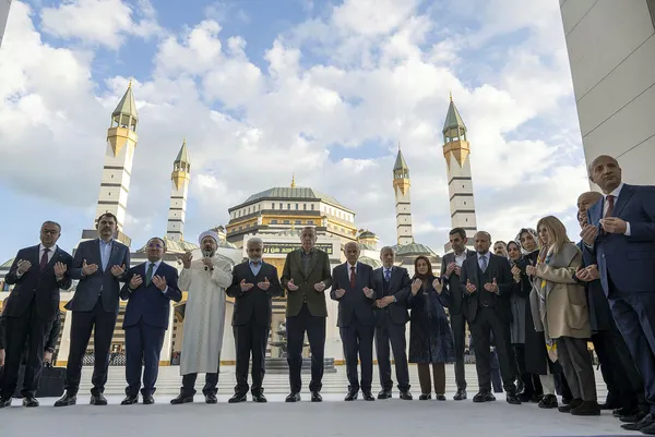 son-dakika-baskan-erdogandan-diyarbakirda-onemli-mesajlar-milletimizin-geleceginde-eli-kanli-canilerin-cirit-a-1681493478098.jpg